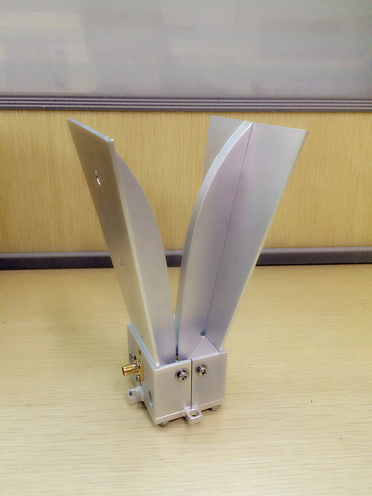 Jc-ant1080 small horn test antenna